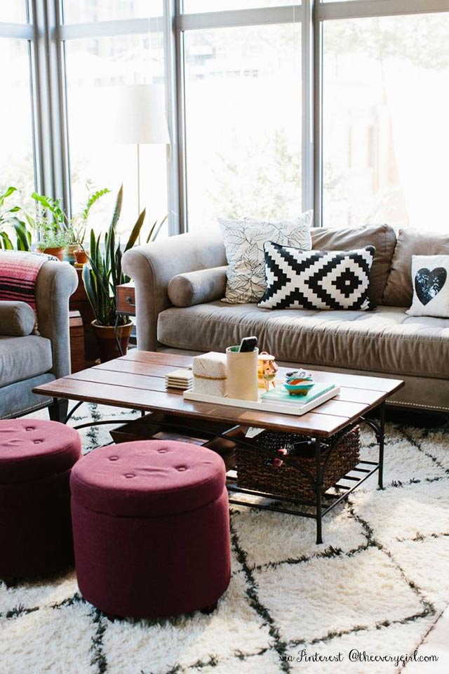 immagine di soggiorno moderno con divano chiaro e pouf colore marsala 18-1438