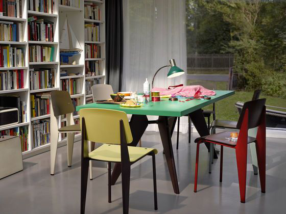 Vitra EM table - Standard chair in ambiente immagine.