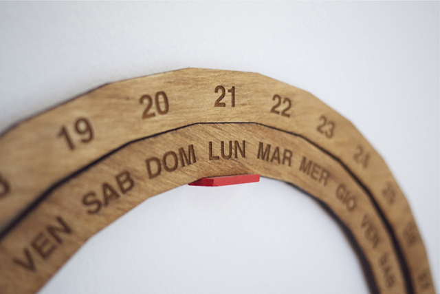 Dettaglio calendario perpetuo in legno.