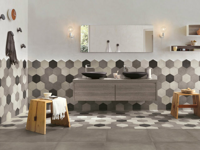 Rewind piastrelle esagonali posate in stanza da bagno, sia parete che pavimento.