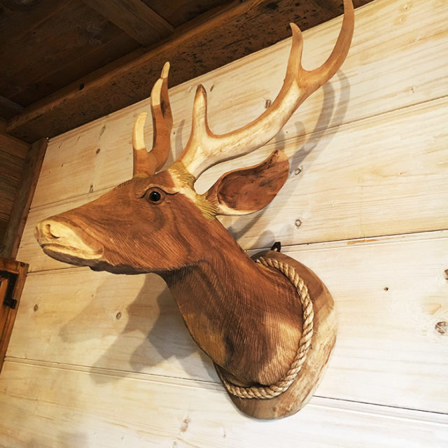 Arredamont idee e ispirazioni: trofeo cervo in legno.