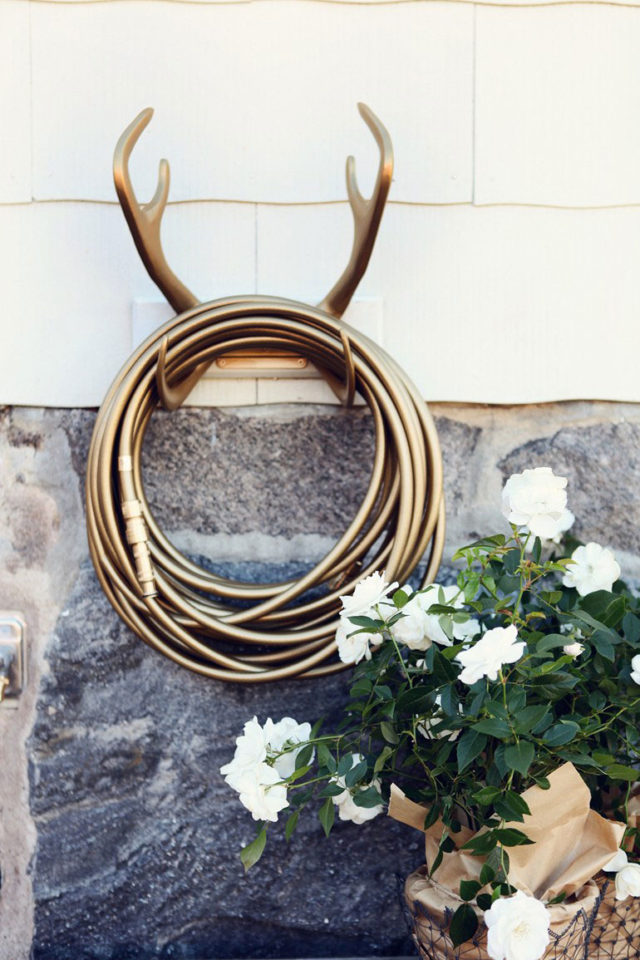 Reindeer garden Glory, un tubo da giardino con un portatubo a forma di renna colore oro.