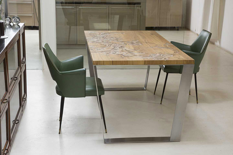 Tavolo moderno con struttura in acciaio e piano il legno massiccio dipinto a mano.