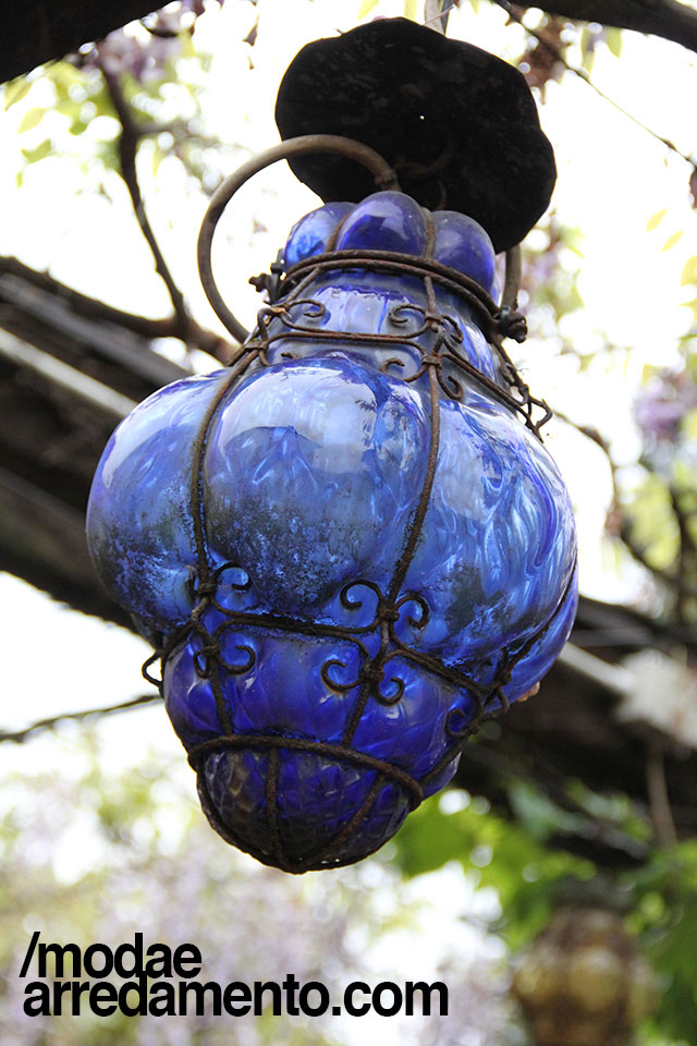 Lanterna veneziana in vetro e ferro, soffiata a mano e di colore blu.