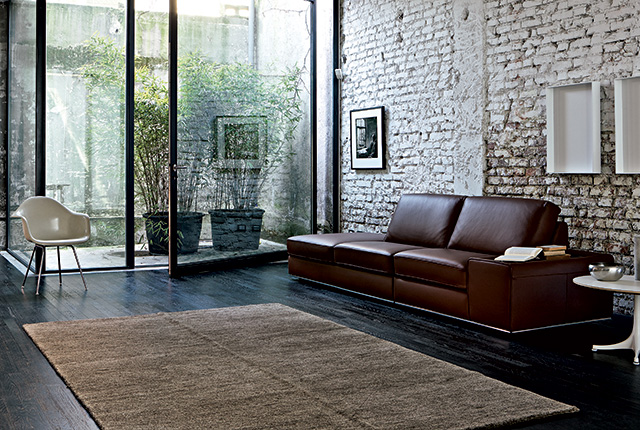 scegliere giuste dimensioni tappeto vicino divano.