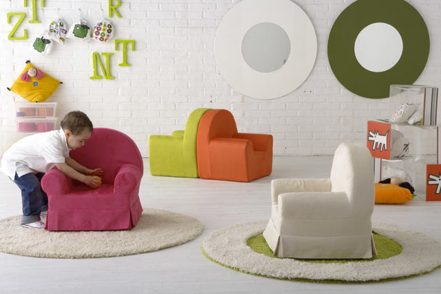 Immagine di cameretta per bambini con poltrone colorate e altri accessori per cameretta.