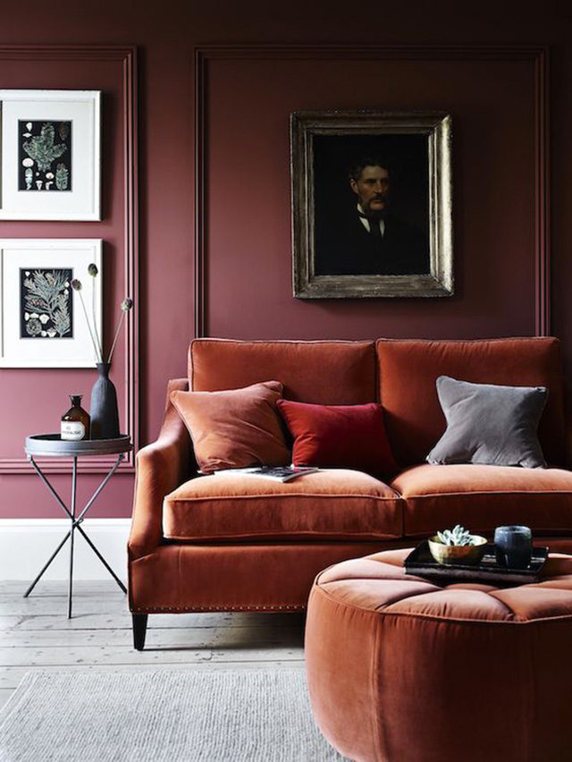 Designdfor life divano scuro colore amaranto.
