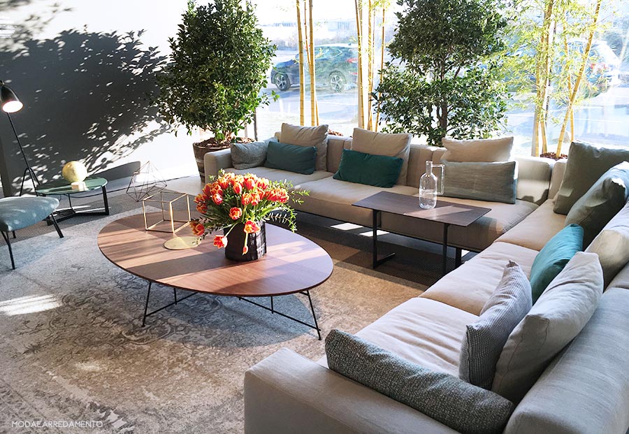 Lema al Design Post di Immcologne con un soggiorno verde rilasssante.