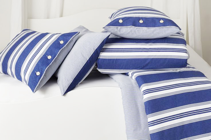 Bellora set da letto con lenzuoli e copripiumino in rghe blu di varie misure.
