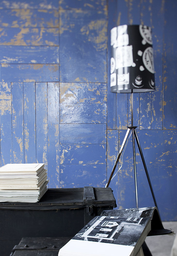 idee originali per decorare le pareti: una parete di legno recuperato tinta stracciato blu.