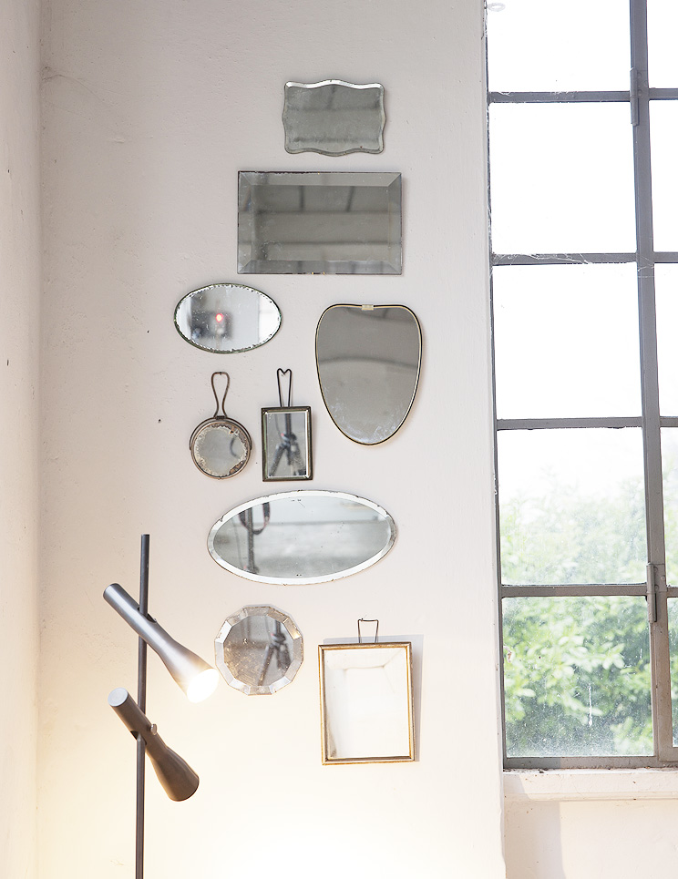 Gruppo di specchi vintage per decorare un angolo di casa.