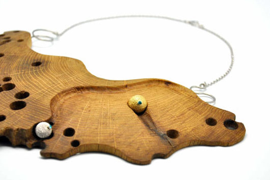 collana in legno di Riva 1920 realizzata con le Briccole veneziane e inserti in argento e oro.