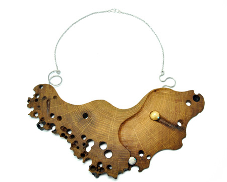 Collana traforata in legno di briccola rovere veneziana.