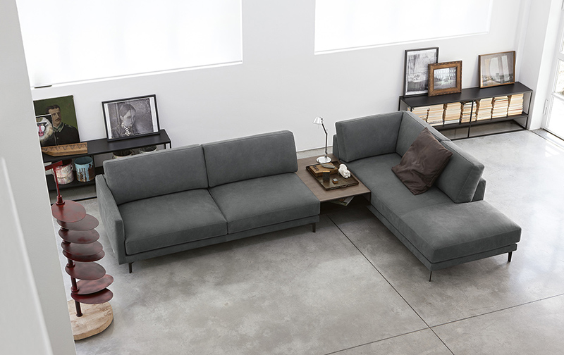Doimo Salotti divano in pelle effetto nabuk colore grigio.