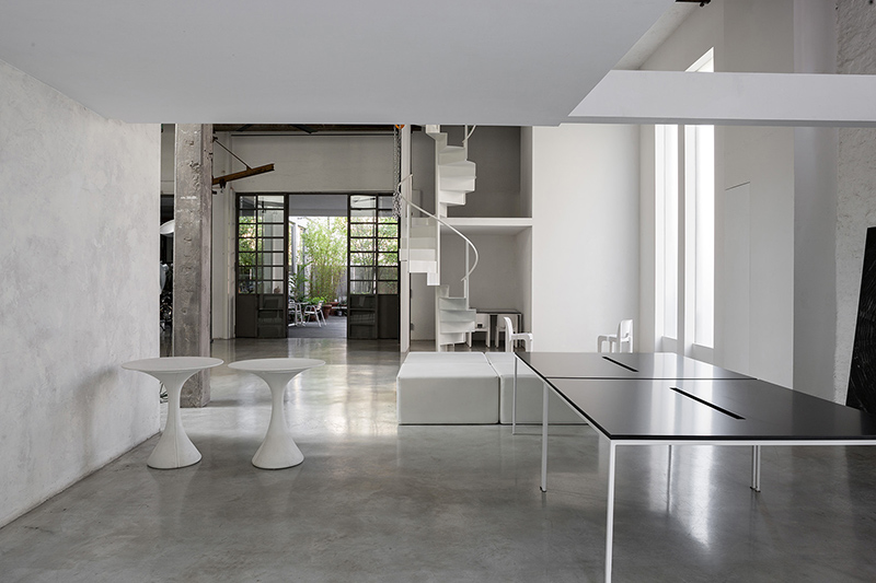 Casa interno con pavimenti in cemento e ambienti total white.