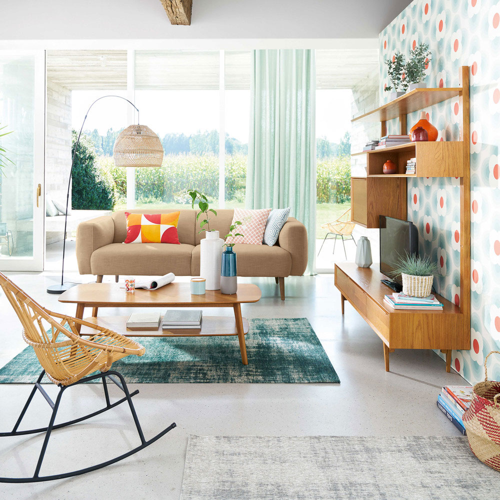 Ambiente soggiorno in stile nordico: arredi il legno chiaro e colori vivaci.