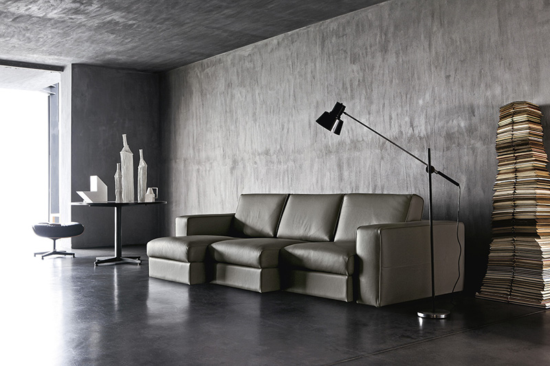 Ambiente salotto tutto grigio con divano Attiko di Doimo Salotti grigio scuro - pelle.