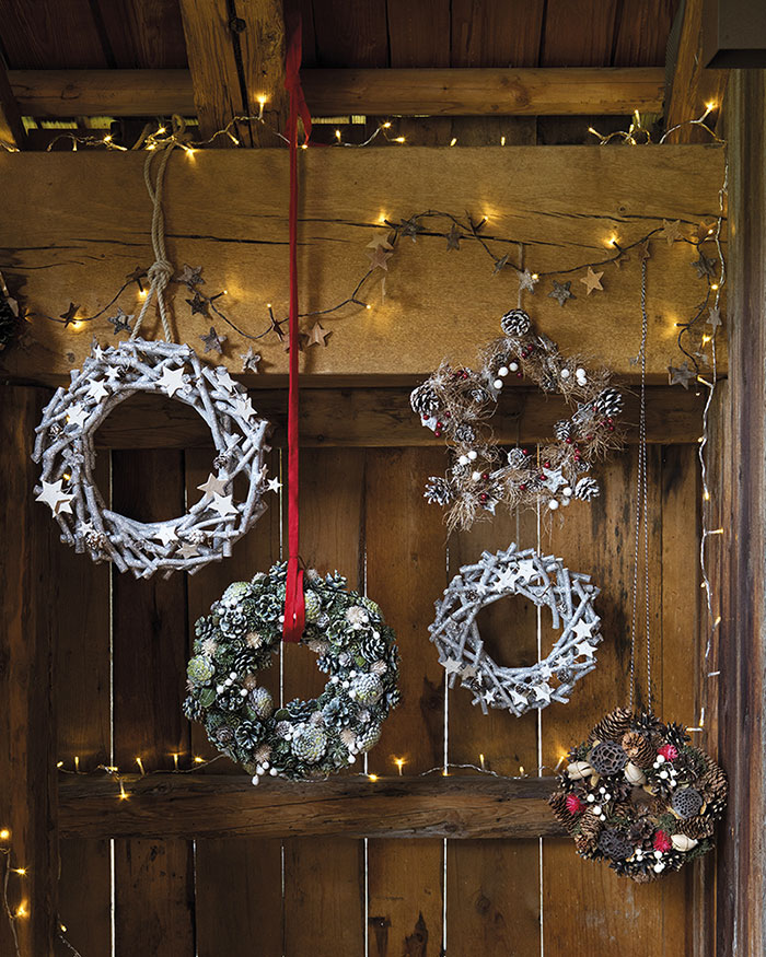 Atmosfere di Natale in casa: le corone da appendere bianco e legno.