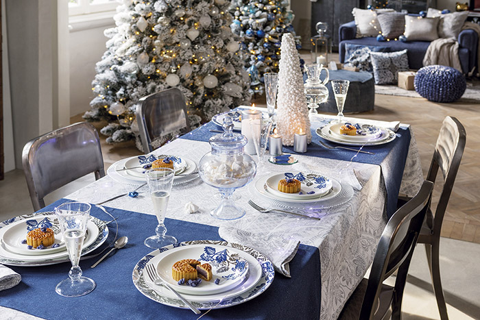 Atmosfere di Natale in casa: la tavola blu di Coincasa.