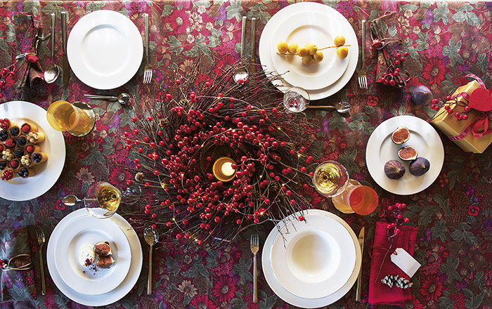 Atmosfere di Natale in casa: la tavola rossa di Coincasa.