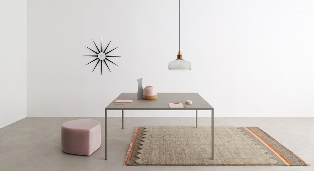 Desalto tavolo minimale e sottile modello Helsinki colore grigio cemento.