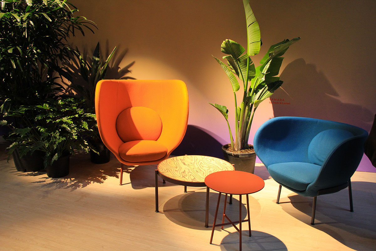 Salone del Mobile 2018 - Moroso allestimento polrone arancione e blu